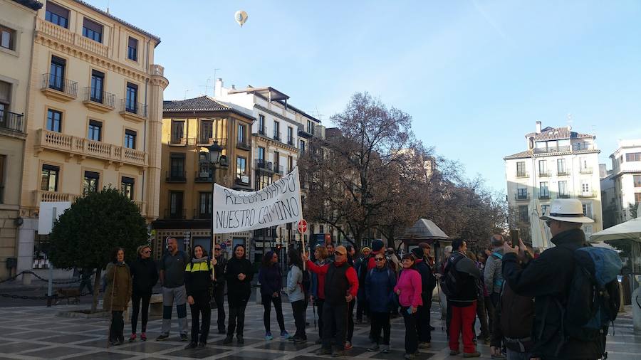 Un grupo de jóvenes de Beas de Granada encabeza una marcha para que no se olvide la senda que ha unido históricamente este municipio con la capital