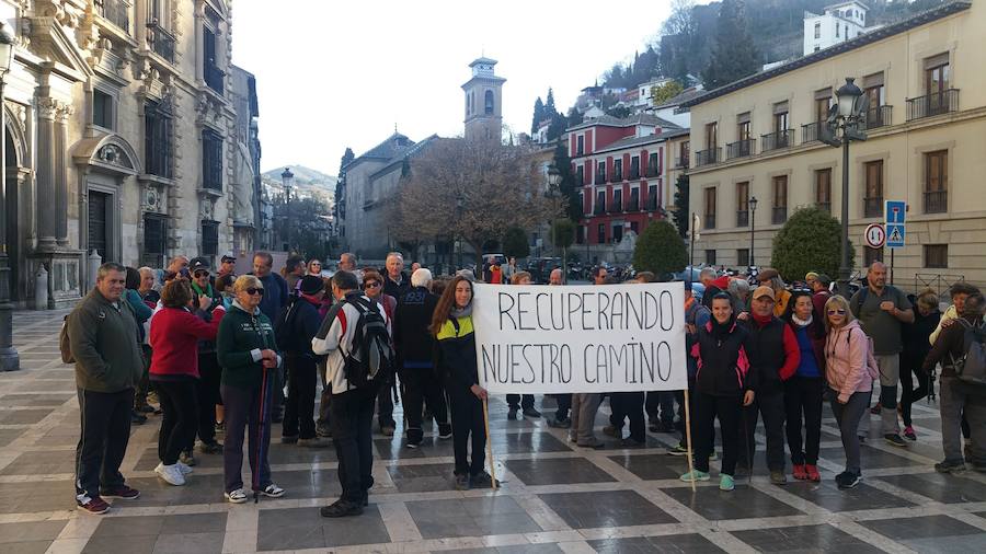 Un grupo de jóvenes de Beas de Granada encabeza una marcha para que no se olvide la senda que ha unido históricamente este municipio con la capital