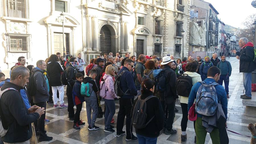 Un grupo de jóvenes de Beas de Granada encabeza una marcha para que no se olvide la senda que ha unido históricamente este municipio con la capital