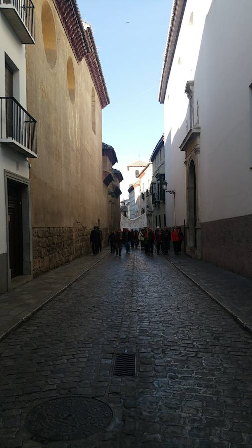 Un grupo de jóvenes de Beas de Granada encabeza una marcha para que no se olvide la senda que ha unido históricamente este municipio con la capital
