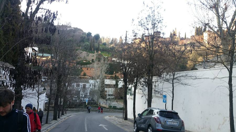 Un grupo de jóvenes de Beas de Granada encabeza una marcha para que no se olvide la senda que ha unido históricamente este municipio con la capital