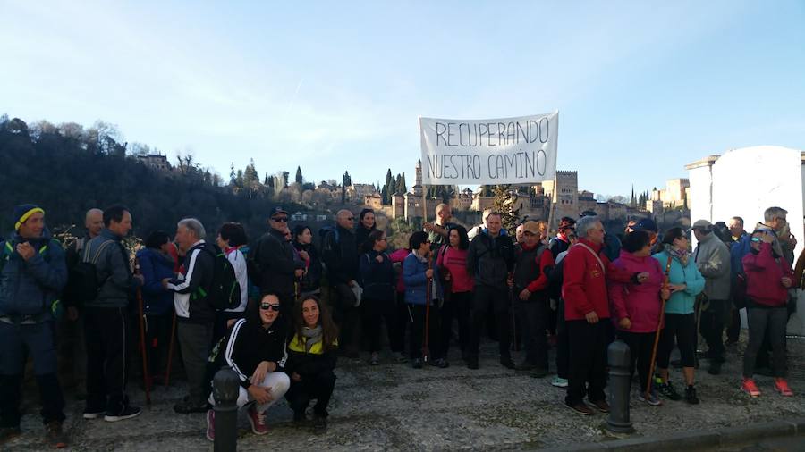 Un grupo de jóvenes de Beas de Granada encabeza una marcha para que no se olvide la senda que ha unido históricamente este municipio con la capital