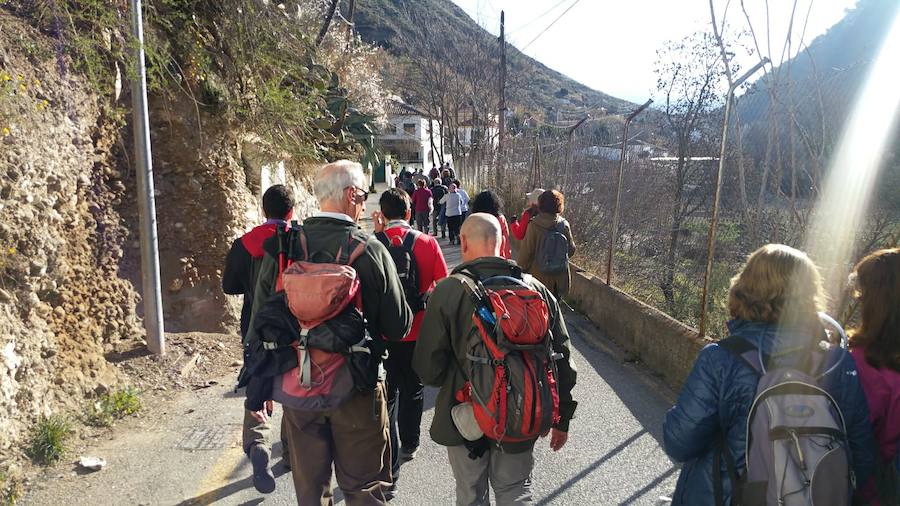 Un grupo de jóvenes de Beas de Granada encabeza una marcha para que no se olvide la senda que ha unido históricamente este municipio con la capital