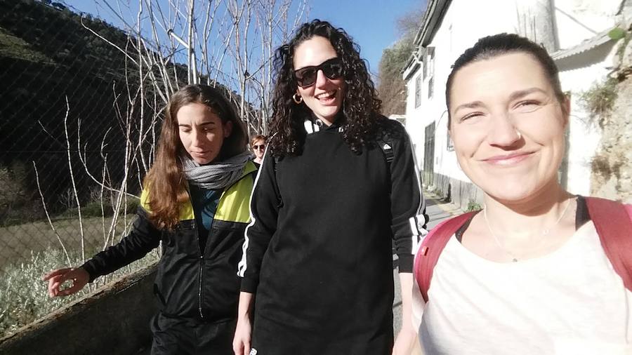 Un grupo de jóvenes de Beas de Granada encabeza una marcha para que no se olvide la senda que ha unido históricamente este municipio con la capital