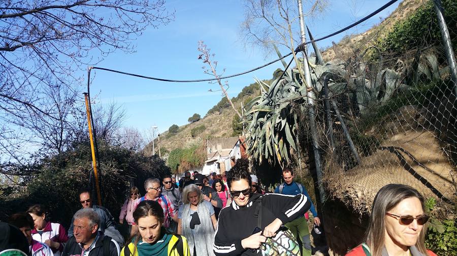 Un grupo de jóvenes de Beas de Granada encabeza una marcha para que no se olvide la senda que ha unido históricamente este municipio con la capital