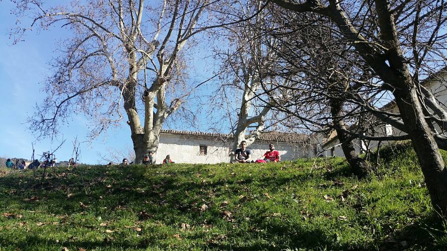 Un grupo de jóvenes de Beas de Granada encabeza una marcha para que no se olvide la senda que ha unido históricamente este municipio con la capital