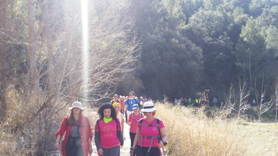 Un grupo de jóvenes de Beas de Granada encabeza una marcha para que no se olvide la senda que ha unido históricamente este municipio con la capital