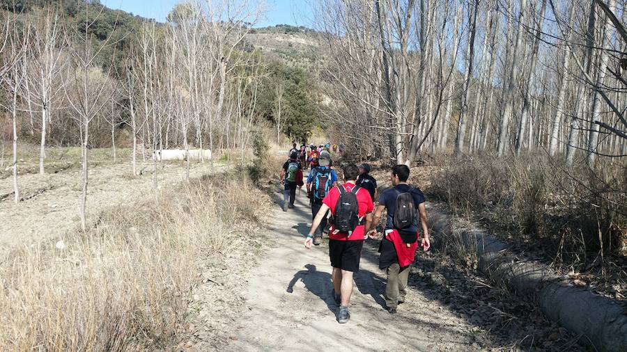 Un grupo de jóvenes de Beas de Granada encabeza una marcha para que no se olvide la senda que ha unido históricamente este municipio con la capital