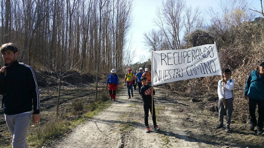 Un grupo de jóvenes de Beas de Granada encabeza una marcha para que no se olvide la senda que ha unido históricamente este municipio con la capital