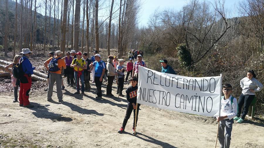 Un grupo de jóvenes de Beas de Granada encabeza una marcha para que no se olvide la senda que ha unido históricamente este municipio con la capital