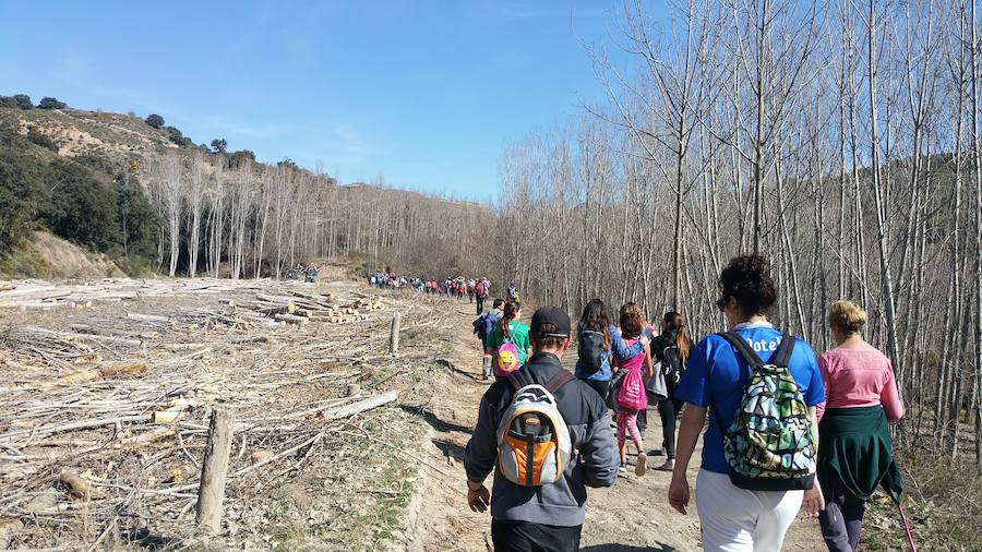 Un grupo de jóvenes de Beas de Granada encabeza una marcha para que no se olvide la senda que ha unido históricamente este municipio con la capital