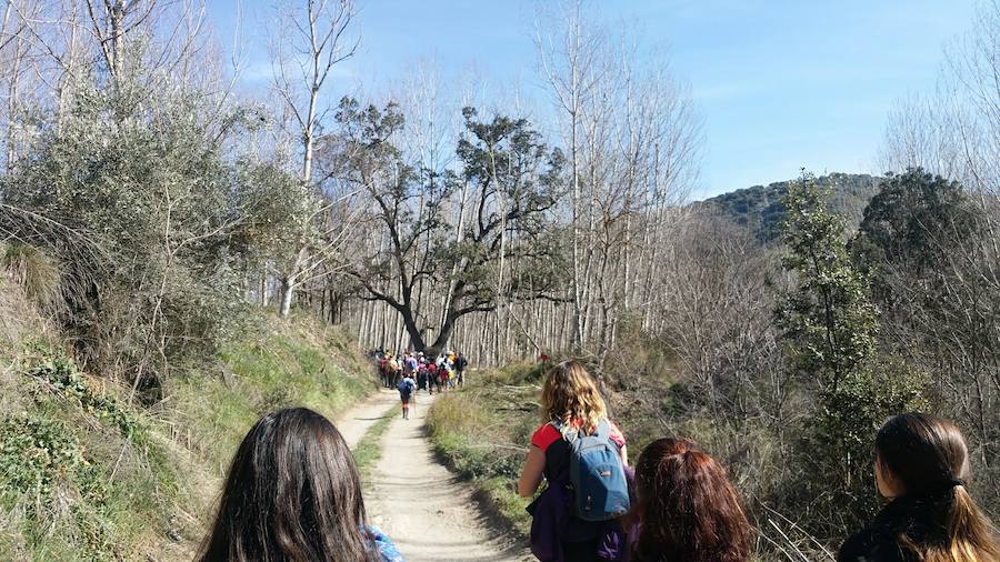 Un grupo de jóvenes de Beas de Granada encabeza una marcha para que no se olvide la senda que ha unido históricamente este municipio con la capital