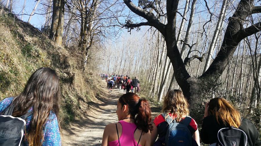 Un grupo de jóvenes de Beas de Granada encabeza una marcha para que no se olvide la senda que ha unido históricamente este municipio con la capital