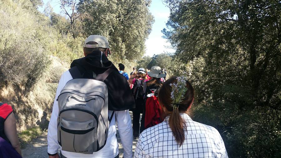 Un grupo de jóvenes de Beas de Granada encabeza una marcha para que no se olvide la senda que ha unido históricamente este municipio con la capital
