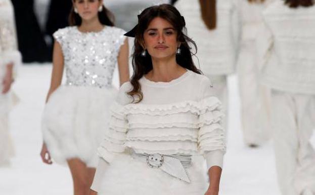 Imagen principal - Penélope Cruz se enfundó de blanco para desfilar para Chanel. Sobre estas líneas, Claudia Schiffer y Monica Bellucci, dos de las musas de Lagerfeld.