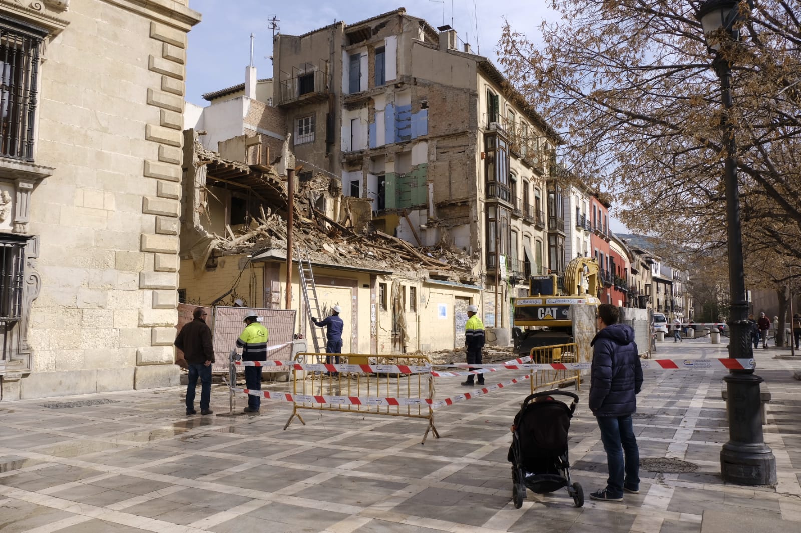 Las máquinas trabajan para retirar los escombros y dejar la zona libre de peligro