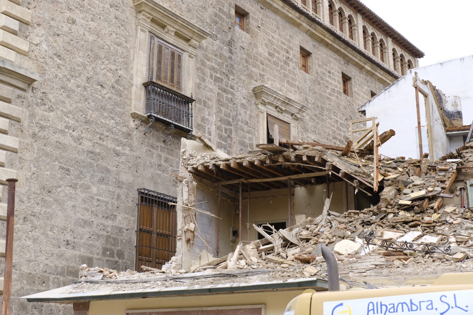Las máquinas trabajan para retirar los escombros y dejar la zona libre de peligro