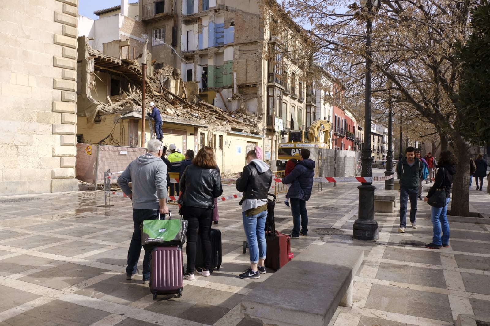 Las máquinas trabajan para retirar los escombros y dejar la zona libre de peligro