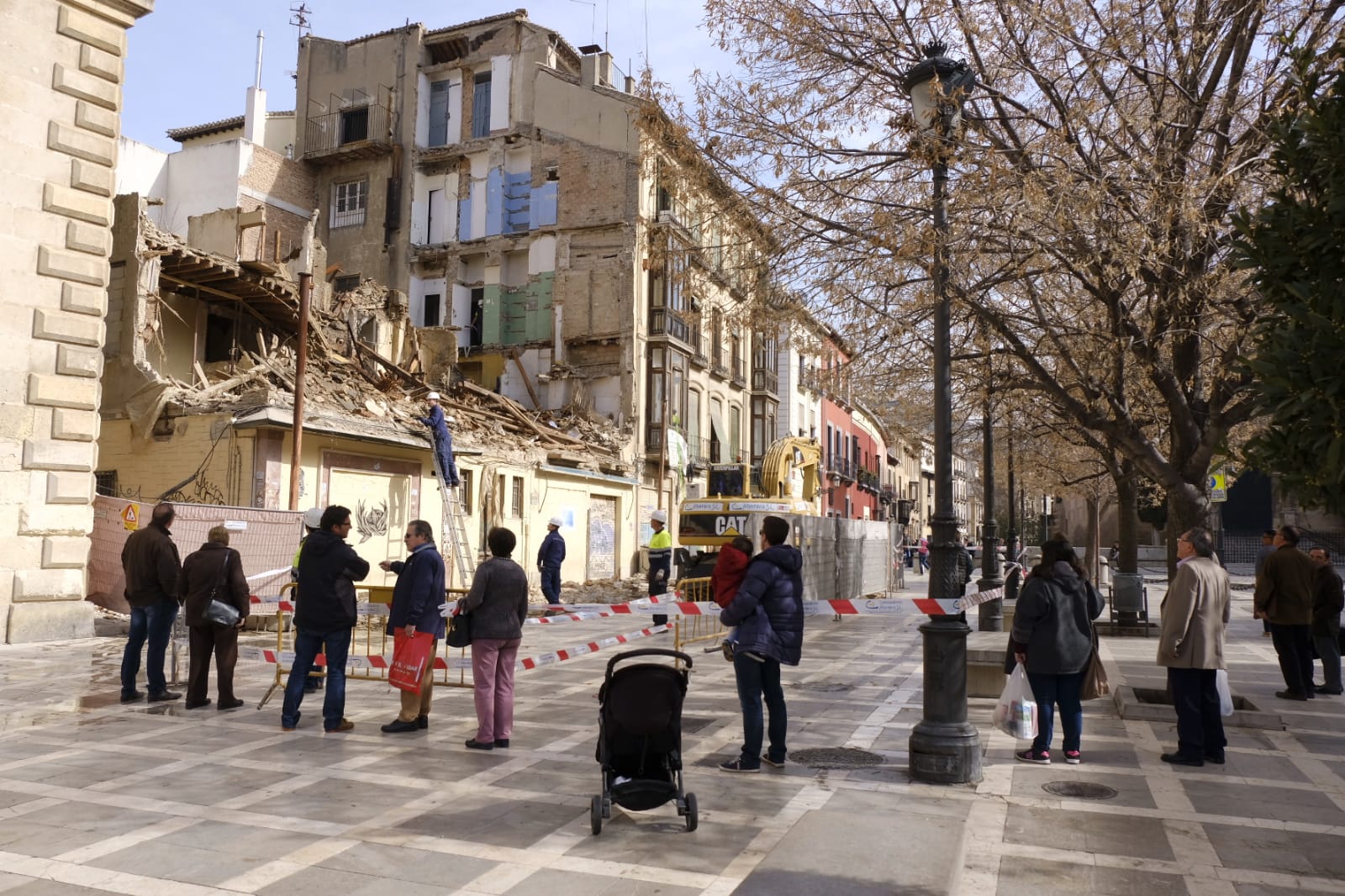 Las máquinas trabajan para retirar los escombros y dejar la zona libre de peligro