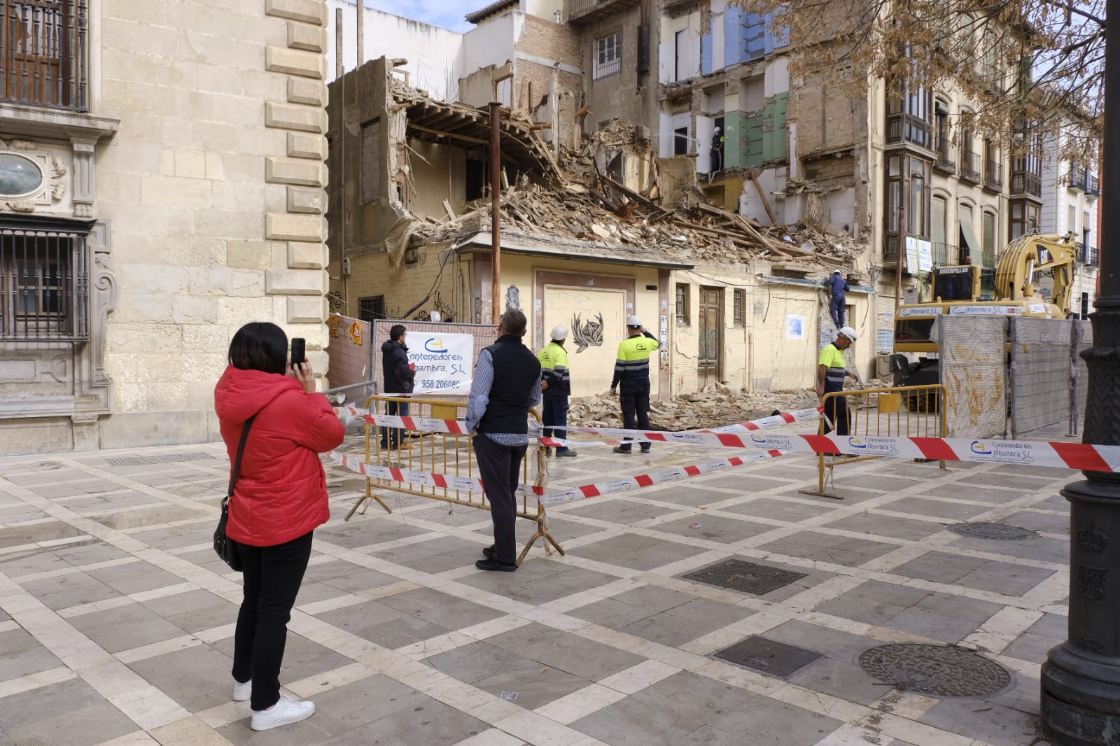 Las máquinas trabajan para retirar los escombros y dejar la zona libre de peligro