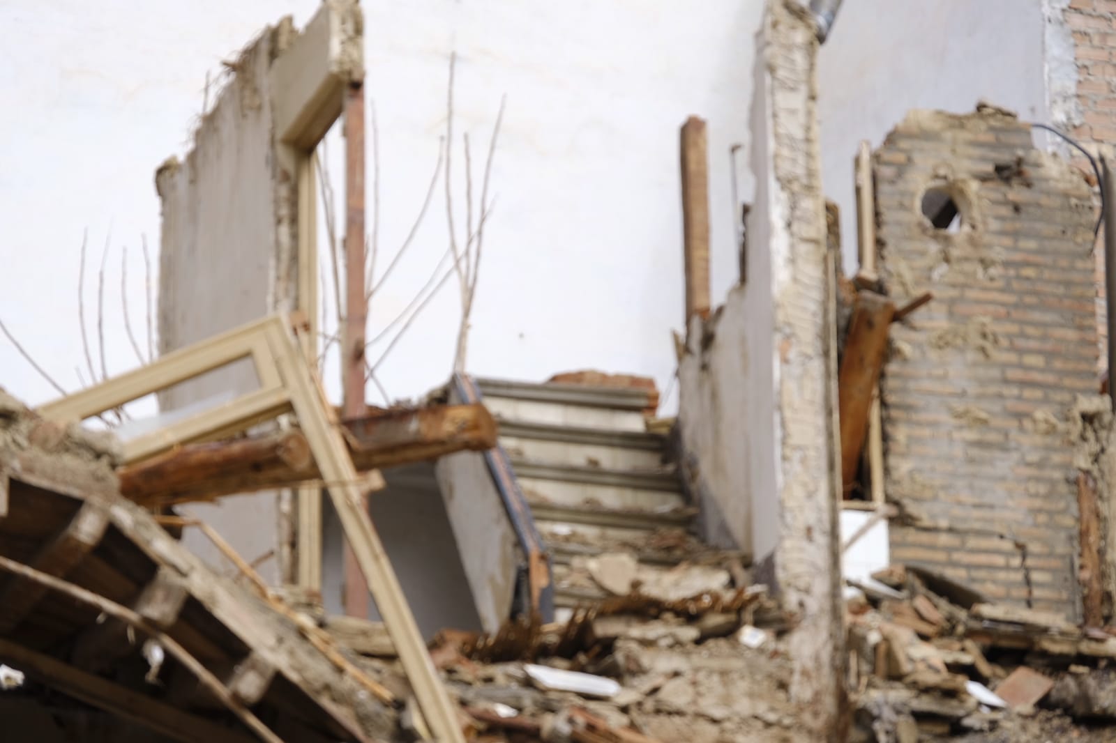 Las máquinas trabajan para retirar los escombros y dejar la zona libre de peligro