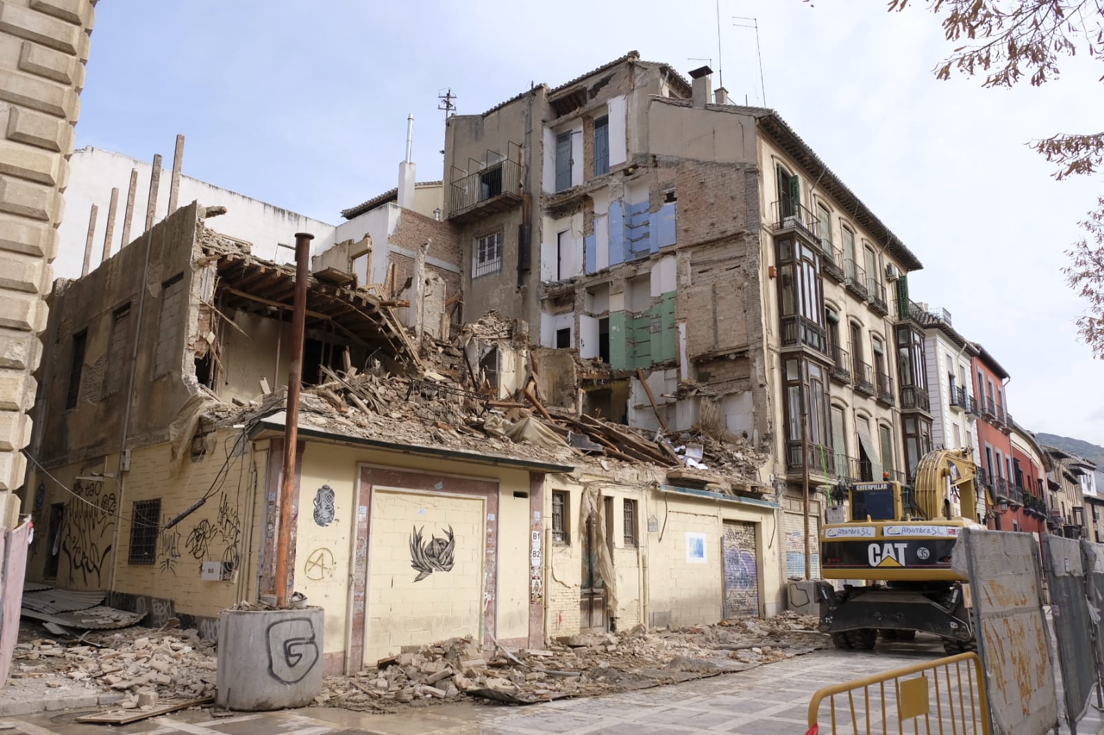 Las máquinas trabajan para retirar los escombros y dejar la zona libre de peligro