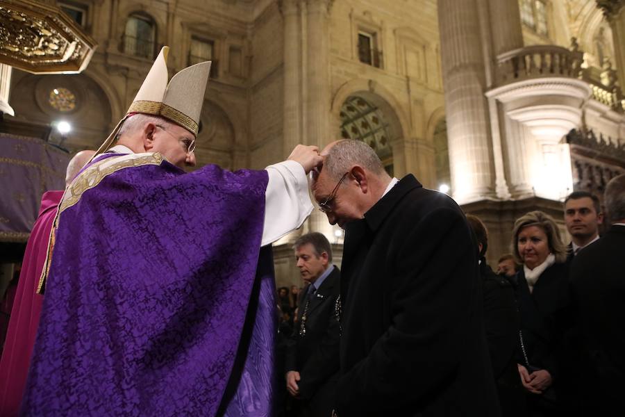 Entramos en Cuaresma, tiempo que nos llevará hasta el 18 de abril, Jueves Santo. Los actos del Miércoles de Ceniza tuvieron como protagonista el traslado de Jesús de la Piedad a la Catedral y posterior vía crucis, además de la imposición de la ceniza a los fieles por parte del obispo Amadeo Rodríguez Magro