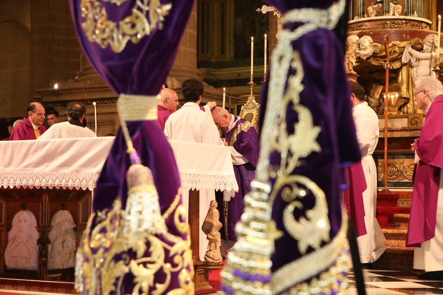 Entramos en Cuaresma, tiempo que nos llevará hasta el 18 de abril, Jueves Santo. Los actos del Miércoles de Ceniza tuvieron como protagonista el traslado de Jesús de la Piedad a la Catedral y posterior vía crucis, además de la imposición de la ceniza a los fieles por parte del obispo Amadeo Rodríguez Magro
