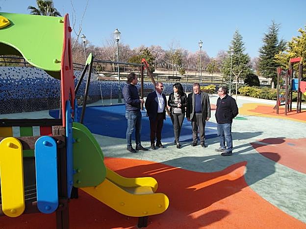 Visita de las autoridades municipales y provinciales a una de las obras en Torredelcampo.