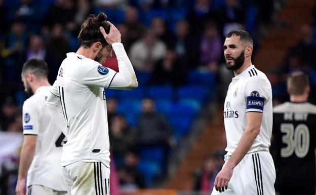 Bale y Benzema, cariacontecidos durante el partido con el Ajax. 