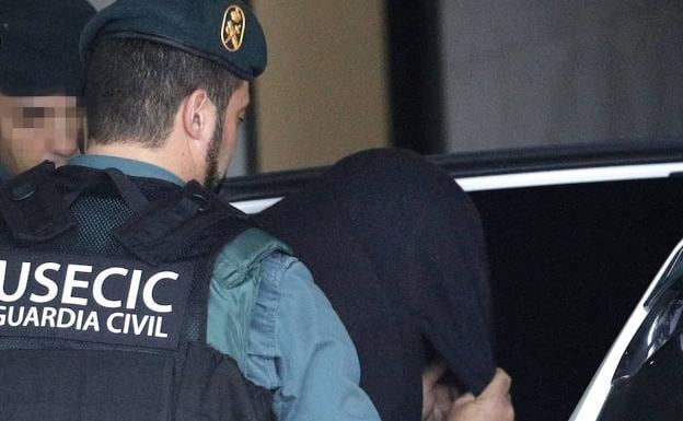 José Enrique Abuín «'El Chicle', asesino confeso de Diana Quer, es trasladado por agentes de la Guardia Civil. 
