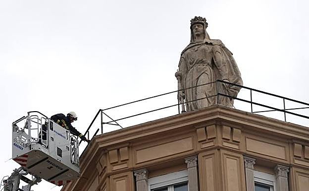 Imagen. El Cuerpo de Bomberos interviene por la rotura de una baranda en el Teatro Isabel la Católica.