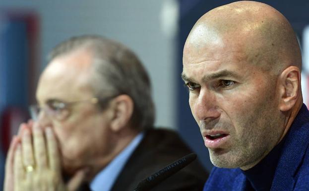 Florentino Pérez, junto a Zinedine Zidane, el día de la dimisión del marsellés. 