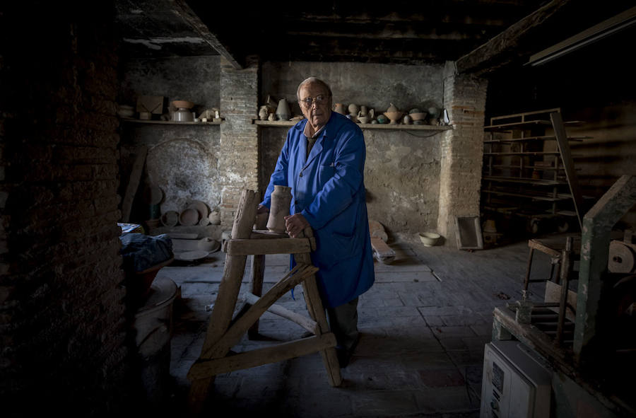 La familia de Cecilio Morales Moreno, de 98 años de edad, prepara ya la fundación que recogerá los cinco siglos de historia de la fábrica del Albaicín