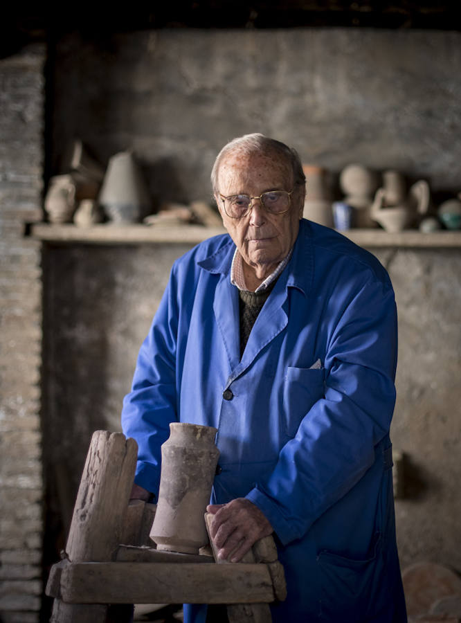 La familia de Cecilio Morales Moreno, de 98 años de edad, prepara ya la fundación que recogerá los cinco siglos de historia de la fábrica del Albaicín