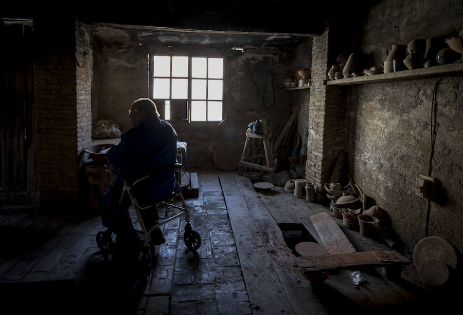 La familia de Cecilio Morales Moreno, de 98 años de edad, prepara ya la fundación que recogerá los cinco siglos de historia de la fábrica del Albaicín