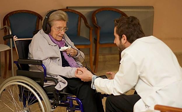 Imagen principal - La razón por la que deberías dejar por escrito cuáles son tus canciones favoritas