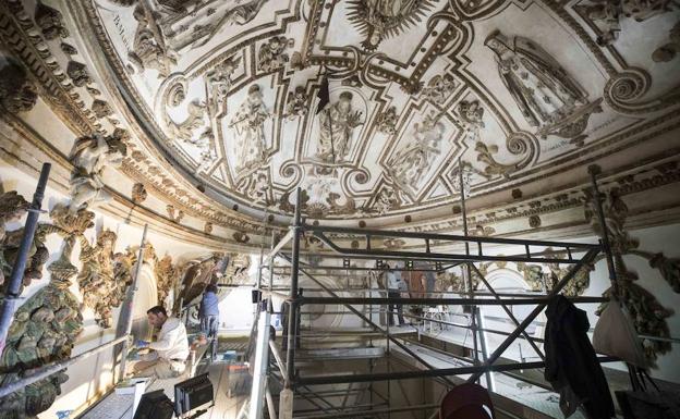 Varios restauradores trabajan en la cúpula del convento de la Merced.