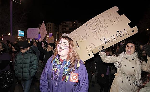 Primera 'marea violeta' en Granada por una igualdad efectiva