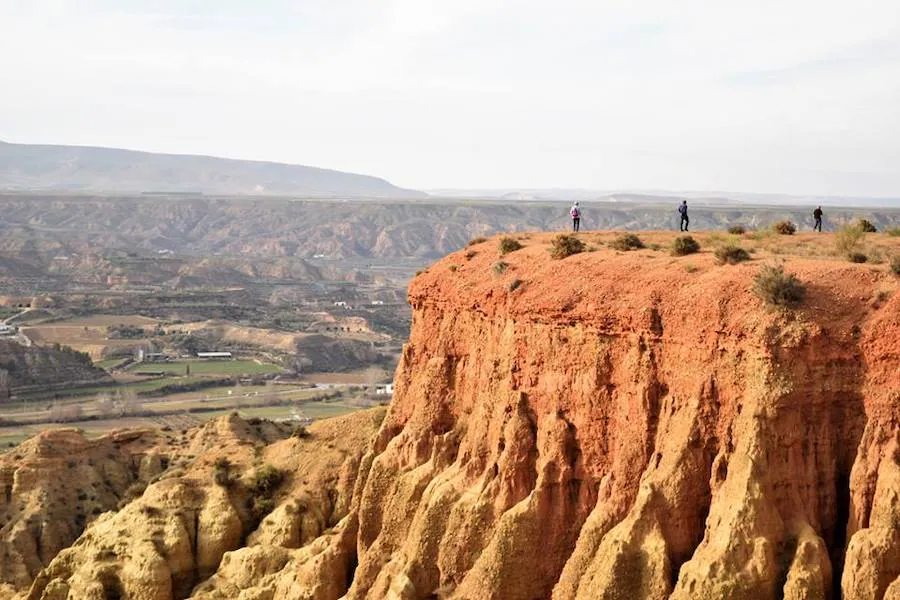 Este exótico paseo recorre la comarca de Guadix con parada en un castillo, cruzando terreno troglodita y un atardecer impresionante para rematar