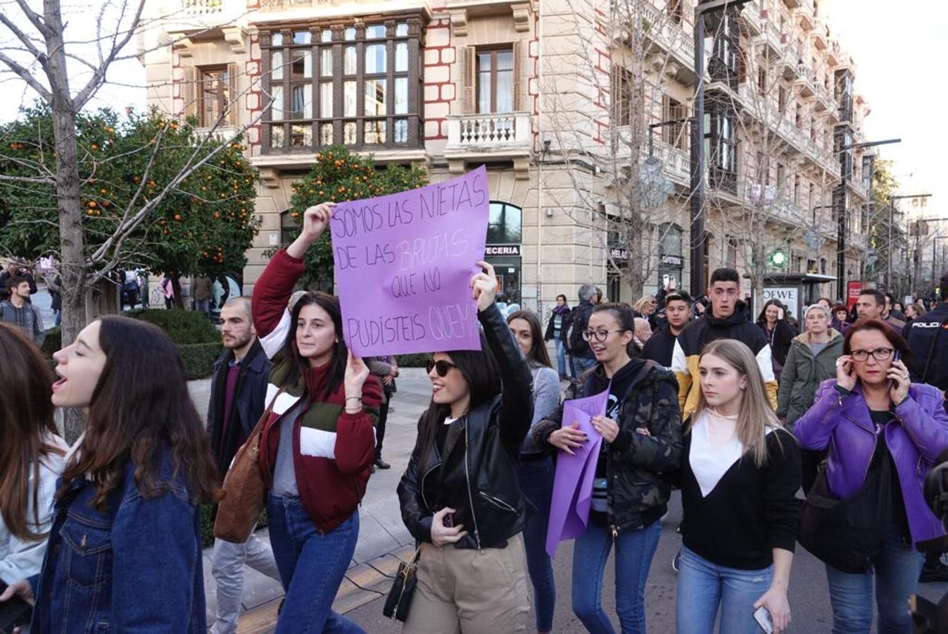 Miles de personas están secundando la manifestación vespertina por el 8M en Granada capital este viernes. La marcha ha abarrotado Gran Vïa y todas las calles por las que va transcurriendo.