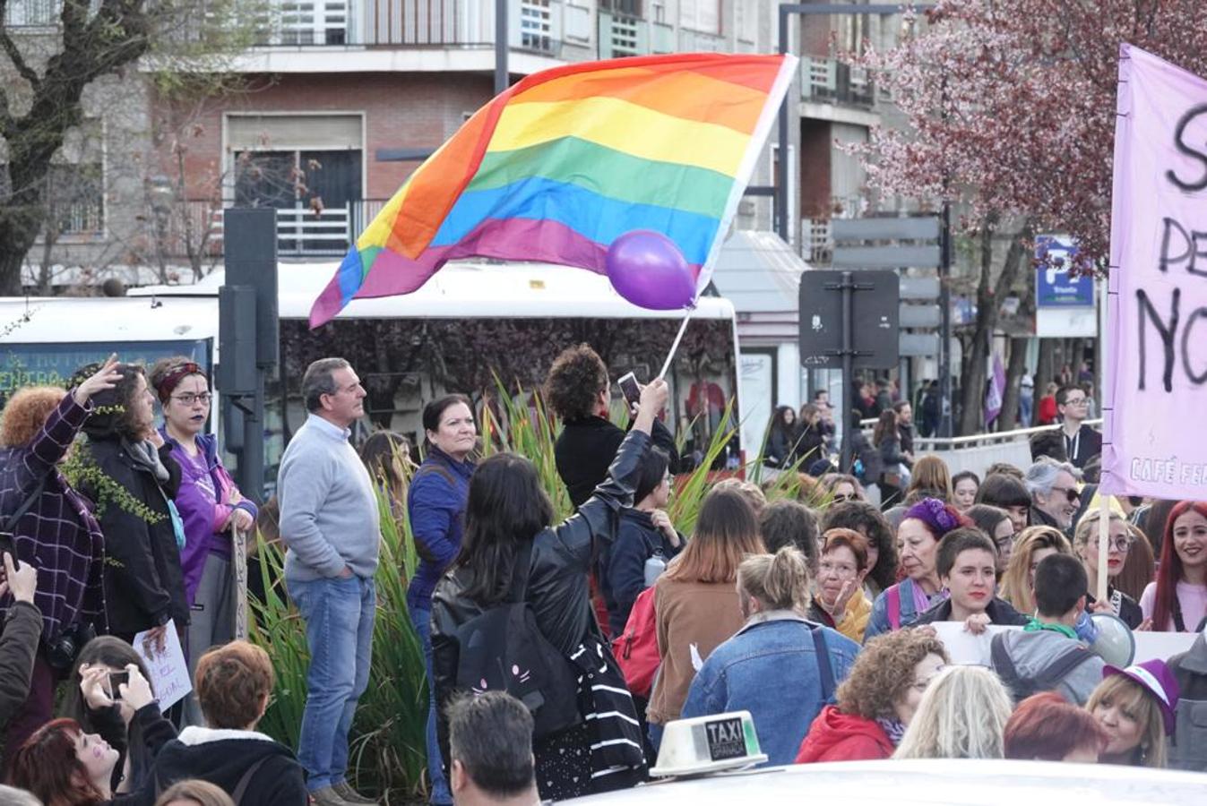 Miles de personas están secundando la manifestación vespertina por el 8M en Granada capital este viernes. La marcha ha abarrotado Gran Vïa y todas las calles por las que va transcurriendo.