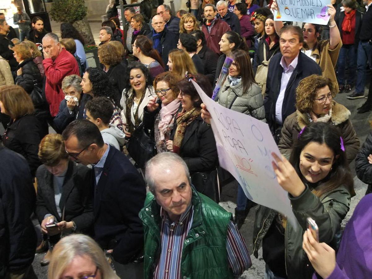 Miles de personas se han echado a la calle en Almería para reivindicar una sociedad más igualitaria en una nueva jornada del Día de la Mujer. El 8M ha sido un éxito de participación en la capital.