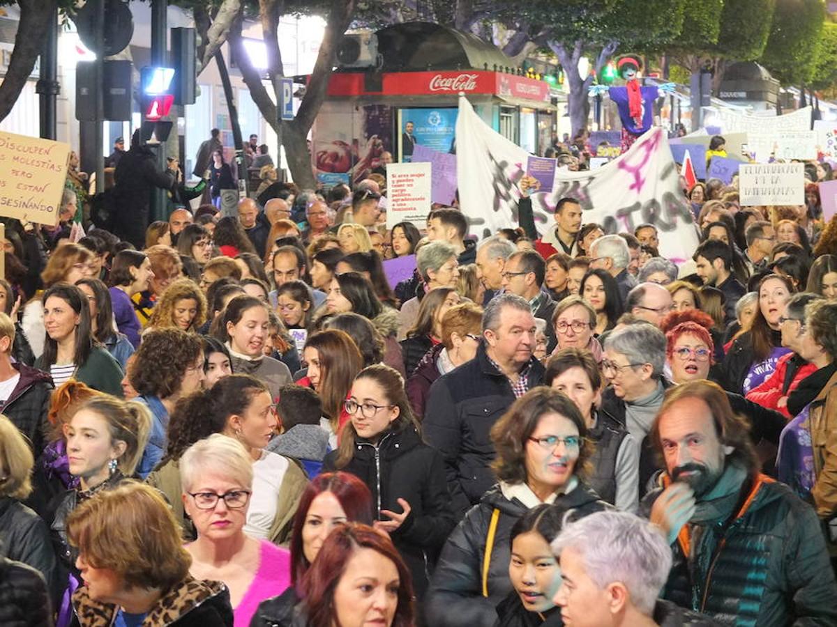 Miles de personas se han echado a la calle en Almería para reivindicar una sociedad más igualitaria en una nueva jornada del Día de la Mujer. El 8M ha sido un éxito de participación en la capital.