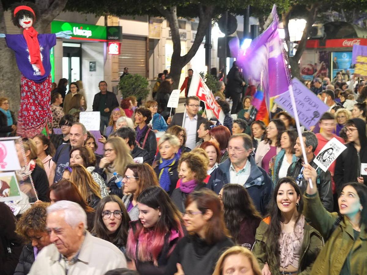 Miles de personas se han echado a la calle en Almería para reivindicar una sociedad más igualitaria en una nueva jornada del Día de la Mujer. El 8M ha sido un éxito de participación en la capital.