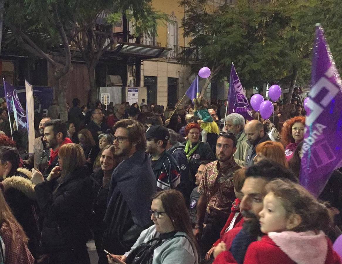 Miles de personas se han echado a la calle en Almería para reivindicar una sociedad más igualitaria en una nueva jornada del Día de la Mujer. El 8M ha sido un éxito de participación en la capital.