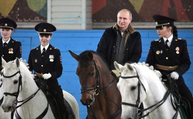Putin monta a caballo junto con oficiales femeninas de la Policía de Moscú en la víspera de la celebración del 8-M. 