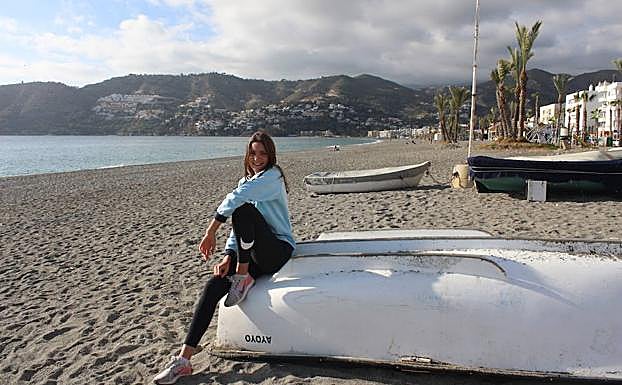 Una Stancev posa en la playa de La Herradura.