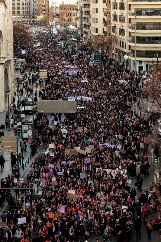 Una marea morada recorre todo el país para reivindicar la igualdad de género