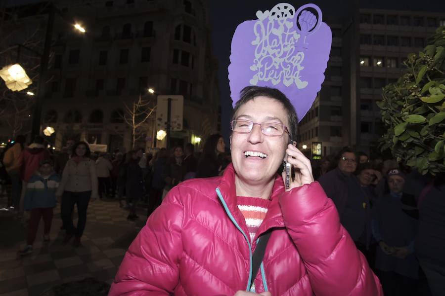 Miles de personas están secundando la manifestación vespertina por el 8M en Granada capital este viernes. La marcha ha abarrotado Gran Vïa y todas las calles por las que va transcurriendo.